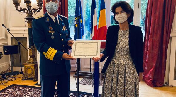 Viorel Pană, șeful Statului Major al Forțelor Aeriene, decorat la Ambasada Franței în România
