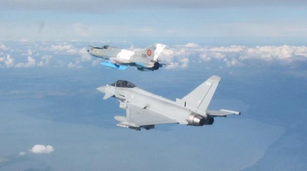 Sub supravegherea rușilor, aeronave MiG-21 LanceR şi Eurofighter Typhoon, exerciţii alături de navele HMS Defender şi HNLMS Evertsen în Marea Neagră (Video)