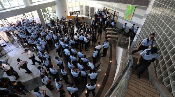 Zeci de polițiști au descins la redacția ziarului pro-democraţie Apple Daily din Hong Kong pentru a aresta cinci jurnaliști