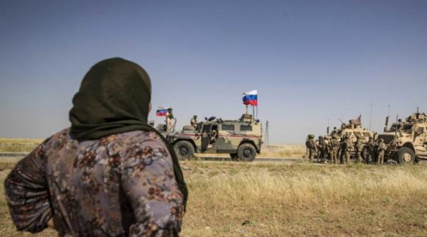 Armata rusă continuă provocările la adresa militarilor americani din Siria (Foto/Video) Convoi al armatei SUA, blocat pe autostradă