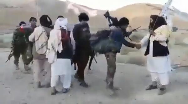 Rămași singuri după retragerea forțelor NATO, zeci de militari afgani s-au predat talibanilor (Video)