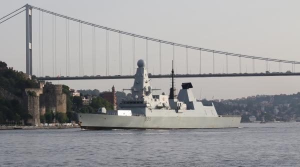 Distrugătorul britanic HMS Defender și fregata olandeză HNLMS Evertsen au ieșit din Marea Neagră