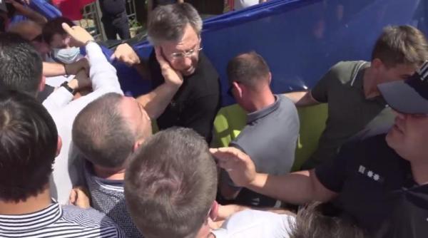 Incidente electorale în Republica Moldova. Dorin Chirtoacă a fost plesnit de un socialist din partidul lui Dodon (Video)