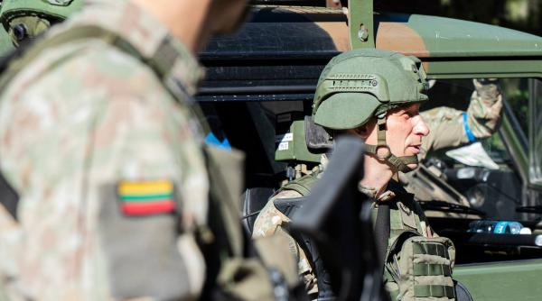 Lituania ridică o barieră militară la granița cu Belarus. Armata va patrula la frontieră după ce Lukașenko a permis migranților trecerea