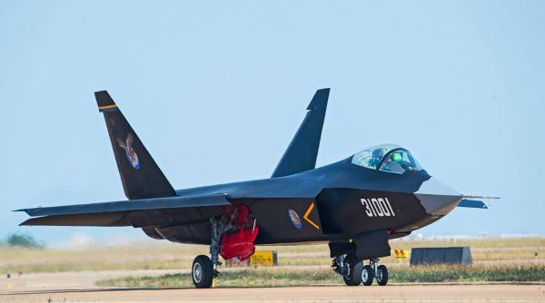 Prototipul avionului de luptă J-31, dezvoltat de industria chineză de apărare, a trecut o nouă etapă de testare 