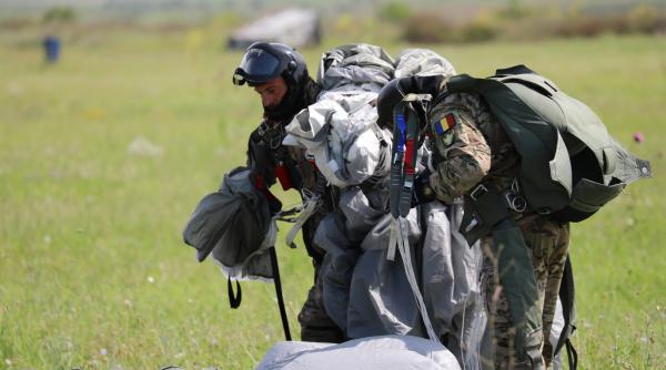 Militarii români din cadrul forțelor speciale au executat salturi cu parașuta în tehnica HAHO și HALO (Foto)