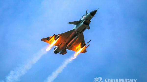 China susține că inteligența artificială se adaptează. De la ținte sigure, sistemele AI au ”doborât” piloții chinezi în confruntările dogfight