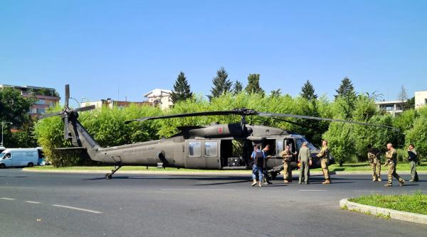 Un elicopter Black Hawk al SUA a aterizat de urgență în Piața Charles de Gaulle din București, lovind doi stâlpi