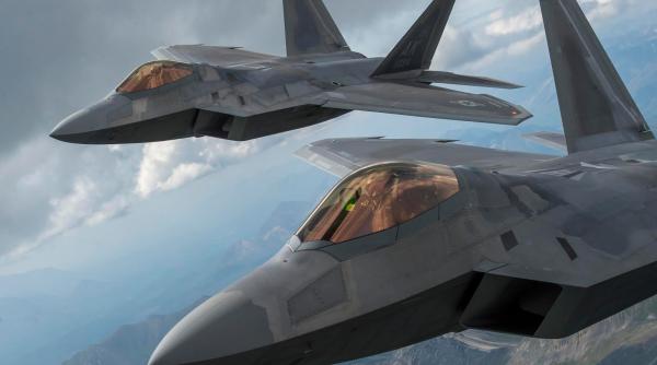 Mesaj pentru China? Cea mai mare desfăşurare de avioane F-22 Raptor la un exerciţiu militar în vestul Pacificului