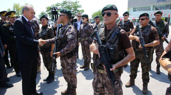 Teama de un nou puci îl urmărește pe Erdogan. Militarii din Ciprul de Nord au defilat în fața președintelui turc fără cuiul percutor la armă