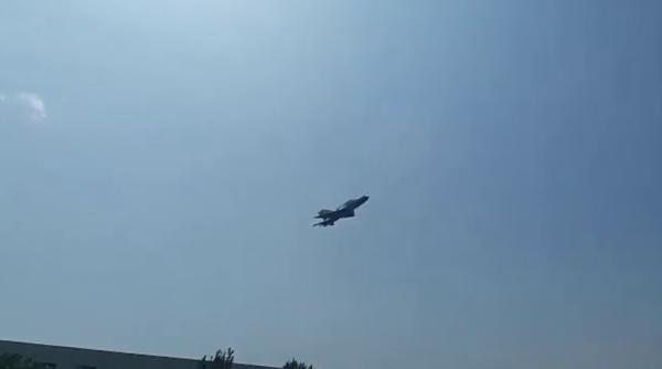 Un elev român a realizat un aeromodel al MiG-21 LanceR controlat de la distanță. Zbor demonstrativ la Boboc (Video)