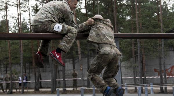 Pentru prima dată, rezerviștii voluntari din România se antrenează cu militari din rezerva Forțelor Armate ale SUA