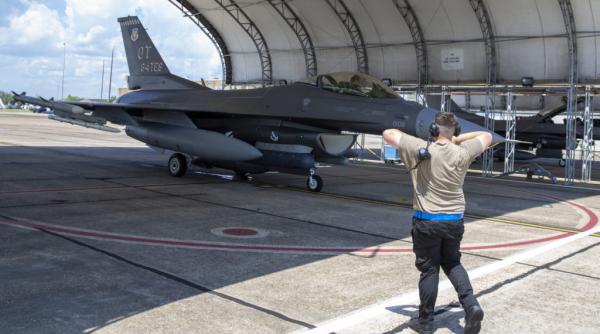 Un F-16 american a reușit în premieră o actualizare online a softului de la bord chiar în timpul zborului