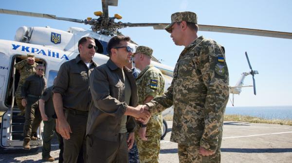 Zelenski s-a deplasat pe Insula Șerpilor unde a verificat stadiul de pregătire de luptă a militarilor Ucrainei