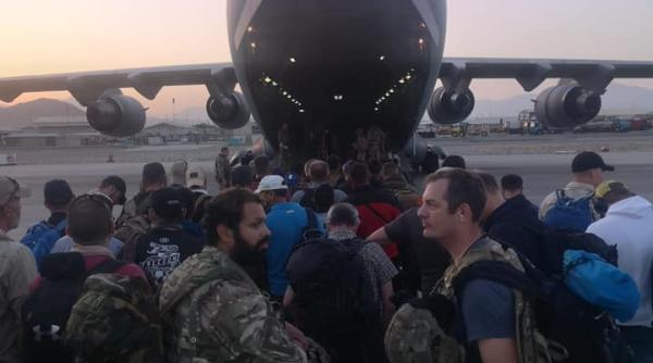 Primii cetăţeni români din Kabul au fost evacuați. MAE: 16 au plecat în cursul nopţii precedente, au mai rămas 27 