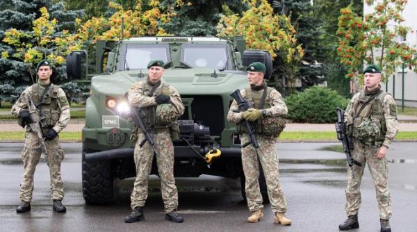 Primele vehicule tactice Oshkosh JLTV au ajuns la Forțele Armate Lituaniene. România urmează să primească acelaşi tip de vehicule