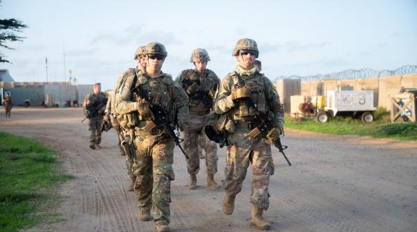 Situația din Kabul e încă dramatică: Americanii au tras focuri de armă pe aeroport pentru a ține sub control mulțimea