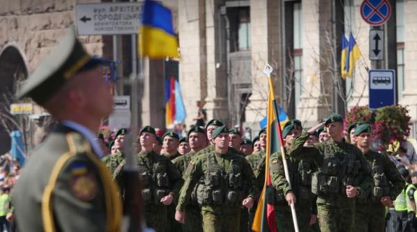 Militarii Armatei Ucrainei au mărșăluit înjurându-l pe președintele rus Vladimir Putin (Video)