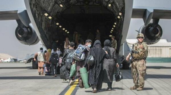 Focuri de armă trase asupra unui avion militar italian care decola de la Kabul