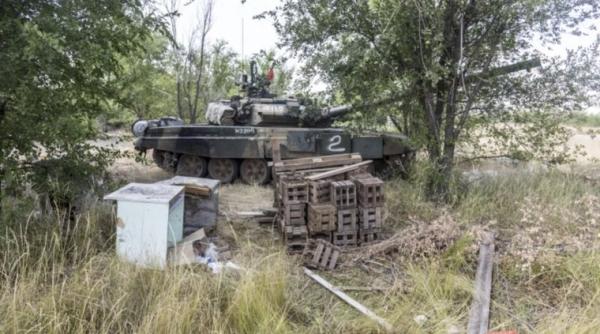 Un tanc rusesc T-90 de ultimă generație, abandonat printre grămezi de gunoaie (Foto)