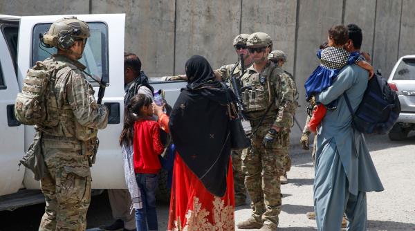 Pentagon: Treisprezece militari americani au murit în atentatele de la Kabul, alţi 18 sunt răniţi