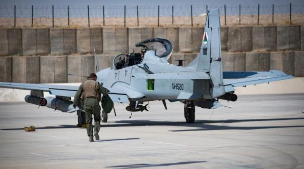 Talibanii presează autoritățile uzbece să returneze piloții și avioanele afgane