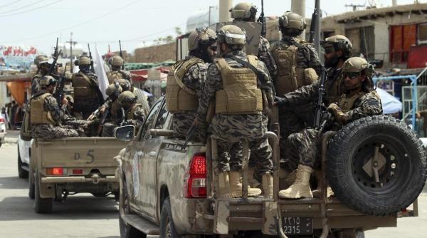 Talibanii vor să pregătească o paradă militară cu echipamente americane. Înainte de părăsirea Kabulului, SUA au distrus zeci de avioane şi blindate MRAP