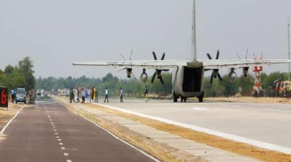 Ministrul indian al Apărării a fost la bordul unui avion Hercules care aterizează pe o autostradă