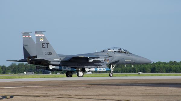 SUA revoluționează loviturile aeriene. Avioane F-15 au testat bombe care ar lovi navele sub linia de plutire, asemenea torpilelor