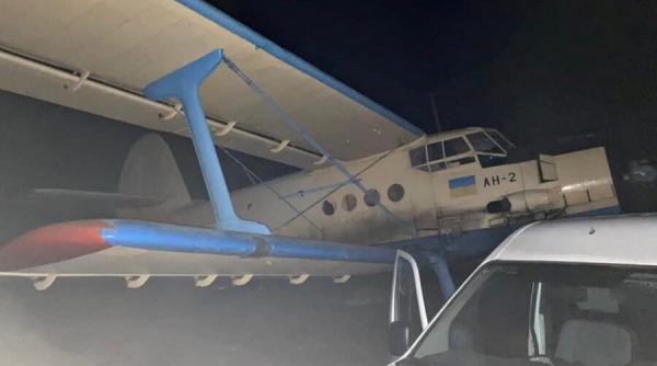 Un avion AN-2 plin cu țigări de contrabandă din Ucraina, care avea ca destinaţie România, a fost oprit de poliţiştii de frontieră ai Republicii Moldova