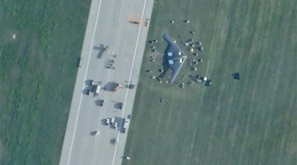 Un B-2 Spirit, cel mai scump bombardier al US Air Force, puternic avariat în timpul unei aterizări de urgenţă (Foto)