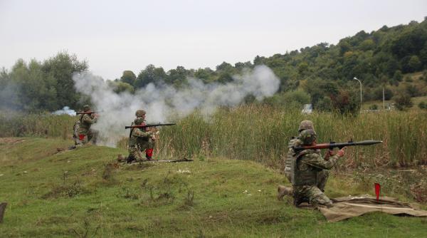 Instruire intensă pentru viitorii soldați profesioniști ai Armatei României: Trageri cu mitraliera, aruncător de grenade AG-7 și deplasări în marș (Foto)