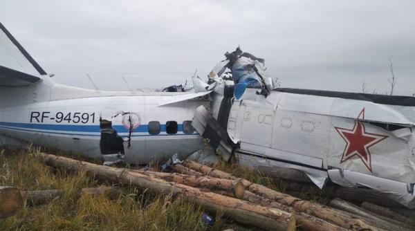 Rusia: 16 oameni au murit după ce un avion L-410 s-a prăbuşit (VIDEO)