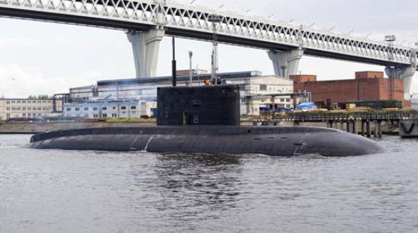 Încă o platformă purtătoare de rachete Kalibr pentru Marina rusă. Submarinul Magadan a fost predat Flotei din Oceanul Pacific