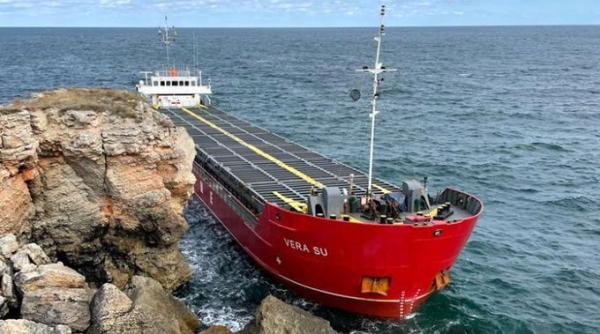 Un cargou încărcat cu uree şi care a eşuat pe ţărmul bulgar al Mării Negre s-a scufundat