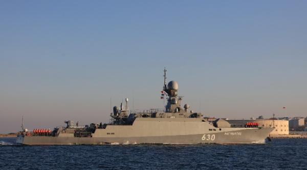 Nava rusească purtătoare de rachete Ingushetia revine la Sevastopol după ce a îndeplinit misiuni în Marea Mediterană