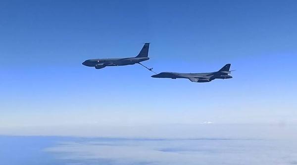 Două avioane de vânătoare rusești Su-30 au escortat bombardierele americane B-1B deasupra Mării Negre (Video)