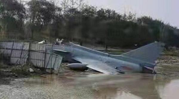 J-10, la pescuit. Un avion militar chinez s-a prăbușit într-un râu, în timp ce un grup de civili chinezi se afla la pescuit (Video)