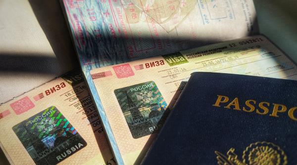 Ruşii care doresc viză în SUA, trecuţi pe o listă a "naţionalităţilor fără adăpost". Moscova condamnă decizia Washingtonului