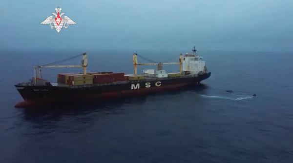 Armata rusă a eliberat un vas capturat de pirați (Video). Forțele speciale ruse au descins pe nava civilă