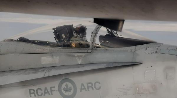 Exerciţiu demonstrativ de poliţie aeriană întărită cu piloţi români şi canadieni 