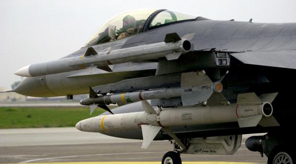 Sute de rachete aer-aer AIM-120C și sute de lansatoare. Primul mare acord de arme al președintelui Biden cu Arabia Saudită