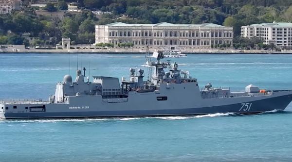 Crucișătorul Moscova și fregata Amiral Essen din cadrul flotei ruse monitorizează direct navele americane din Marea Neagră