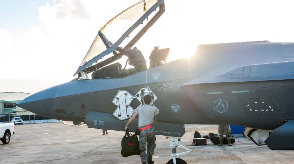 F-35, made in China. După un portavion american, China a construit și machete ale F-35