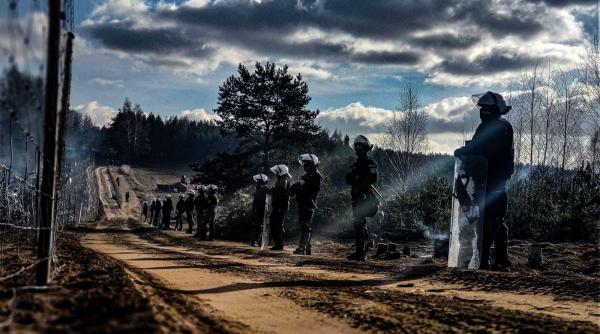 Polonia acuză forţele de securitate din Belarus că îi echipează pe migranţi pentru a lua cu asalt frontiera