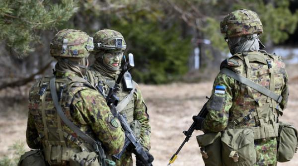 Exerciţiu militar în Estonia: 1.700 de rezervişti vor instala un gard de sârmă ghimpată la frontiera cu Rusia