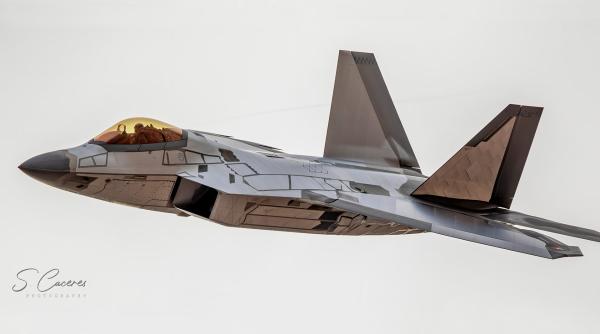 Un nou model de F-22 Raptor, nemaivăzut până acum, naşte semne de întrebare printre pasionaţii de aviație militară