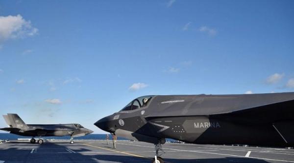 Premieră în cooperarea dintre Aviația și Marina Italiei: Un F-35 al Forțelor Aeriene aterizează pentru prima dată pe un portavion al Forțelor Navale