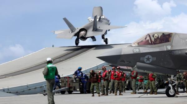 Imagini dramatice cu prăbușirea avionului F-35 în momentul decolării de pe portavionul HMS Queen Elizabeth (VIDEO)