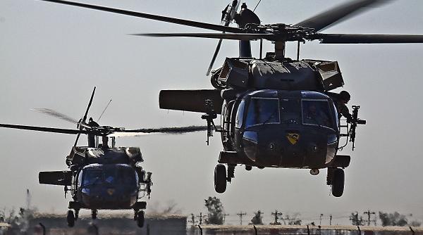 Zeci de elicoptere Black Hawk și Apache ale Armatei SUA vor survola spaţiul aerian al României